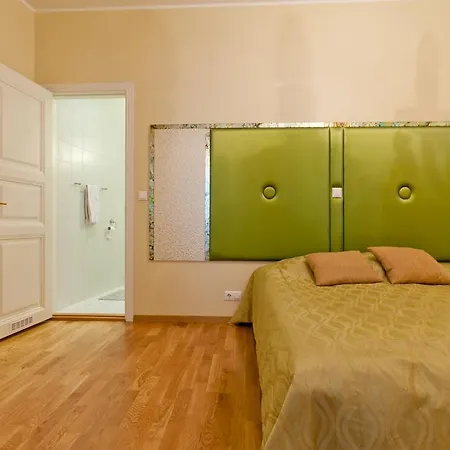 Cozy In Old Town Apartment *
